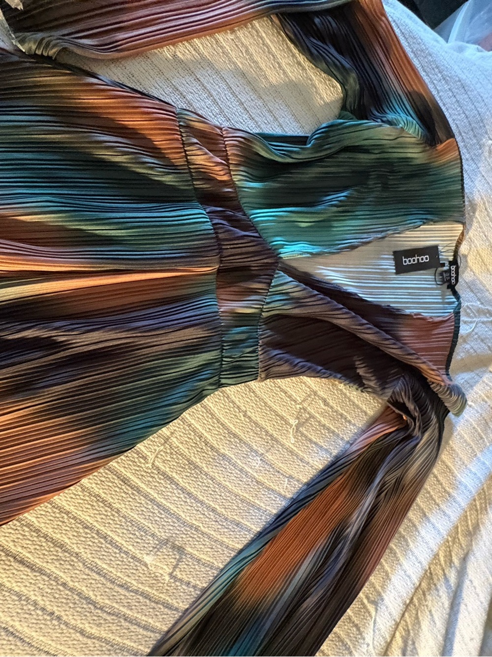 NWT- 8 Boohoo Multicolor Pleated V-Neck Long Sleeve vacation boho Dress - Picture 3 of 7
